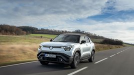 Suzuki eVitara fährt auf geteerter Landstraße.