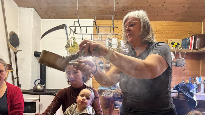 Elfi Stolz räuchert mit Räuchersticks im Vorfeld der Raunächte.