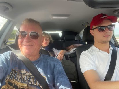 Drei Personen in einem Auto.