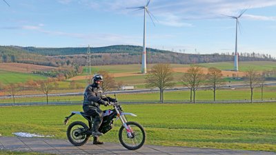  Zero XE mit Fahrer vor grüner Wiese.