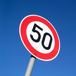 Verkehrszeichen mit Tempolimit 50 km/h.
