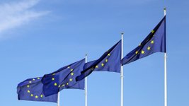 Mehrere Flaggen der Europäischen Union wehen im Wind. 