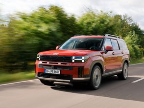Hyundai Santa Fe auf einer Straße vor Bäumen