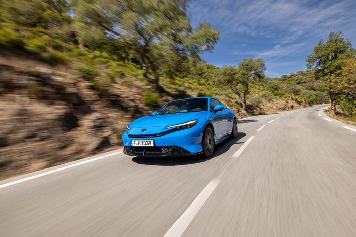 Honda Prelude auf einer Straße mit dynamischer Bewegungsunschärfe.