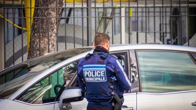 Französischer Polizist kontrolliert ein Fahrzeug.  