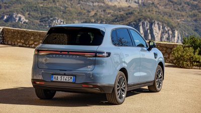 Leapmotor B10 parkt auf einem Schotterparkplatz vor einer Schlucht.