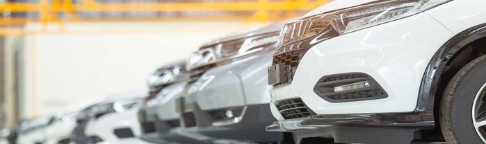 Auto Vorderteile in einer Reihe.