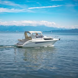 Motorboot fährt über einen See. 