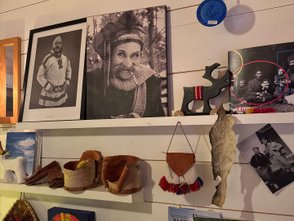 Bilder und Gegenstände der Sámi-Kultur. 