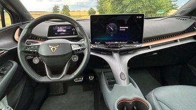 Cockpitansicht des Cupra Tavascan VZ. 