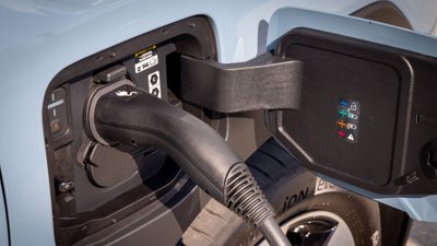 Der Stecker des Kia EV2 steckt in der Ladebuchse. 