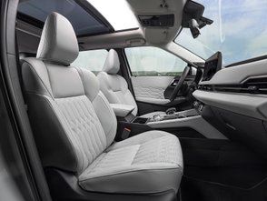 Blick auf Fahrer- und Beifahrersitz im Mitsubishi Outlander