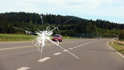 Autoscheibe mit großem Steinschlag.