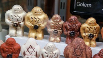 Schaufenster mit Figuren des Golem, einer geheimnisvollen Figur aus dem spätmittelalterlichen Prag.