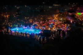 Festlich beleuchteter Freizeitpark Efteling im Winter