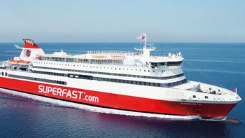 Ein Kreuzfahrtschiff auf dem offenem Meer.