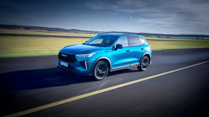 Haval Jolion Pro fährt über eine Straße. 
