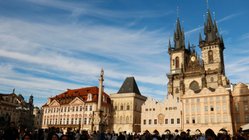 Blick auf den mit Touristen gefüllten Altstädter Markt in Prag.