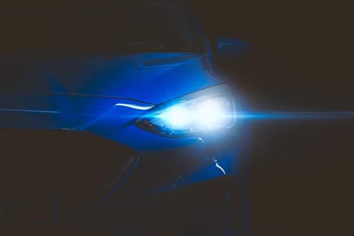 Scheinwerfer eines blauen Autos.