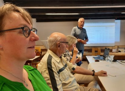Zuhörer bei einem Vortrag des Ortsclub Aller-Weser