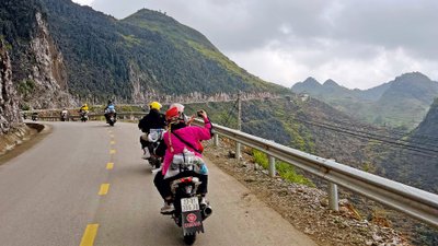 Motorräder fahren auf dem Ha Giang Loop in Vietnam. 