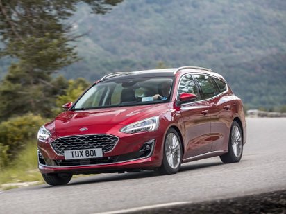 Ford Focus fährt auf einer Straße. 