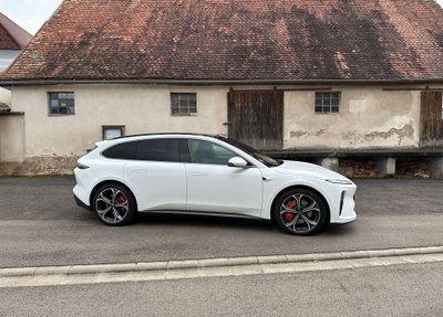 Nio ET5 vor einem Haus. 