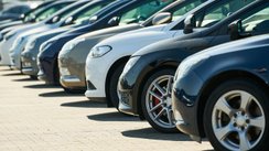Autos stehen auf dem Hof eines Autohändlers. 
