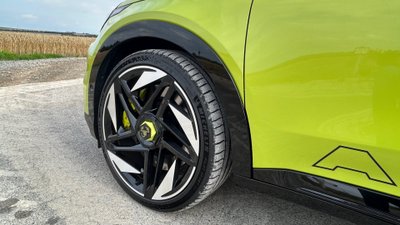 Blick auf den Vorderreifen des Abarth 600e. 