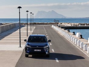 Der Toyota bZ4X steht am Hafen. 