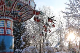Kettenkarussell mit Schnee im Bayern-Park