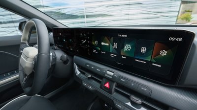 Bildschirme im Innenraum des Kia K4. 