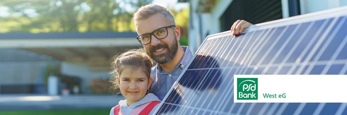 PSD Bank Logo, im Hintergrund Vater und Sohn neben einer Solar Platte.