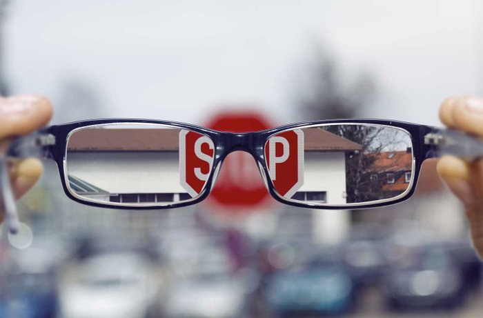 Blick durch eine Brille mit geschärftem Hintergrund.