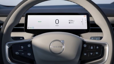 Display hinter dem Lenkrad des Volvo ES90
