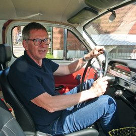 Mann mit Brille im Volvo Oldtimer.