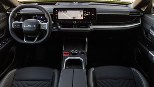 Blick in das Cockpit des Jeep Compass