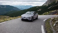 Volvo ES90 fährt auf einer schmalen Gebirgsstraße.