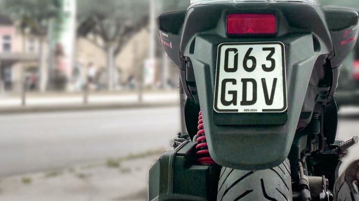 Nahaufnahme des schwarzen Kennzeichens für Mofas, Roller, Mopeds und E-Scooter.