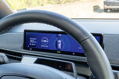 Anzeige hinter den Lenkrad in einem Ford Auto.