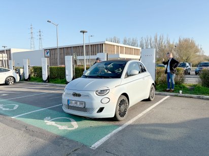 Fiat 500e lädt an einem Supercharger.