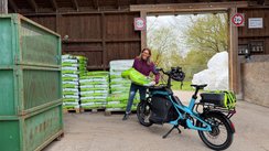 Das Lastenrad Cago CS 150 wird mit einem Sack Erde am Wertstoffhof beladen. 
