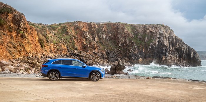 Mercedes GLC 400 4-Matic Elektro parkt vor Felsen am Meer.