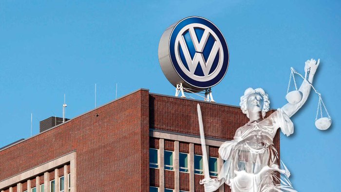 Fotocomposing, das die Figur der Justizia vor dem VW-Konzerngebäude zeigt. 