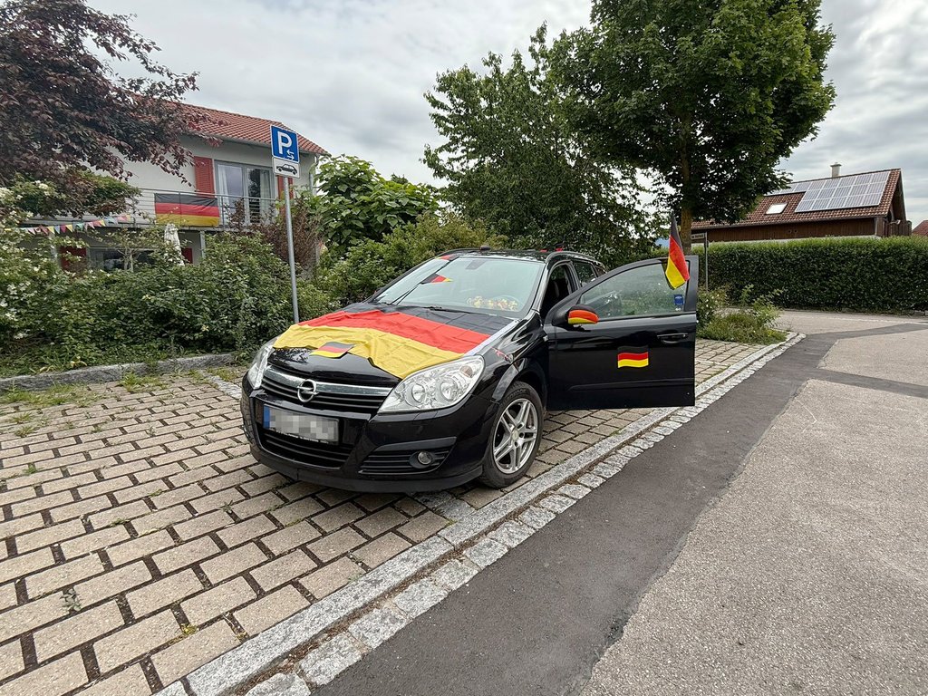 WM 2026: Auto mit Fahnen schmücken – Was bei Autokorsos und Fan-Deko ...