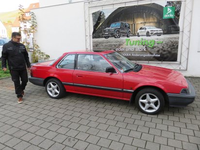 Dekra-Prüfer Markus Becker beim Rundgang um das Honda Prelude Coupé.