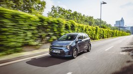 Fahrender Kia Picanto auf einer Straße in der Stadt.