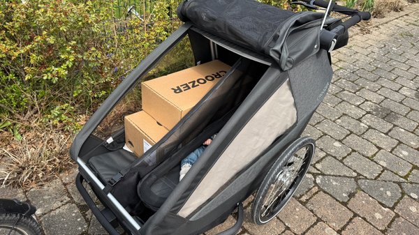 Der Croozer Yuuna steht beladen in einer Hofeinfahrt.