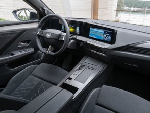 Der Innenraum des Opel Astra. 