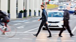 Fußgänger überquert Straße in der Stadt